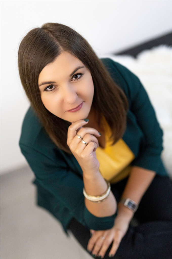 Uśmiechnięta kobieta przed rozpoczęciem kampanii sprzedażowej